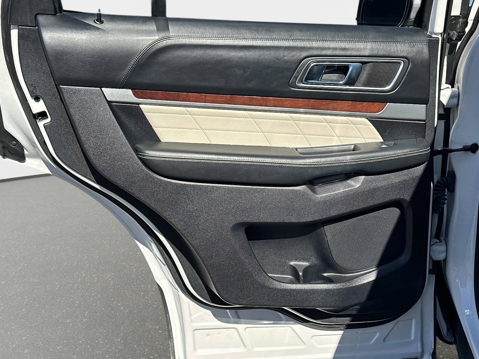 Used 2018 Ford Explorer Platinum image 13