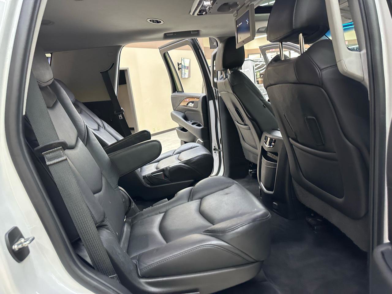 Used 2018 Cadillac Escalade Premium Luxury RWD image 45