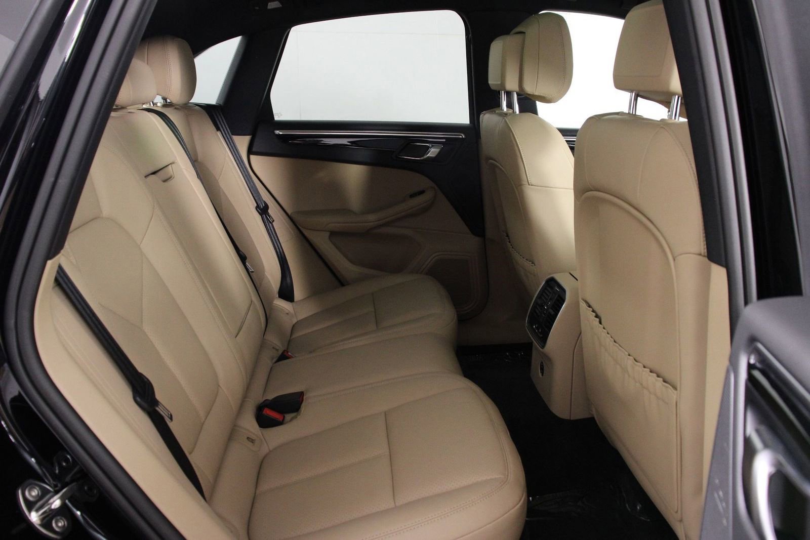 Certified 2025 Porsche Macan AWD/4WD image 32
