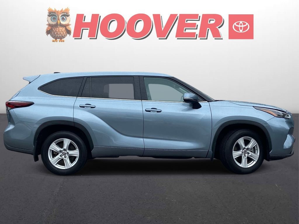 Used 2024 Toyota Highlander LE FWD image 2