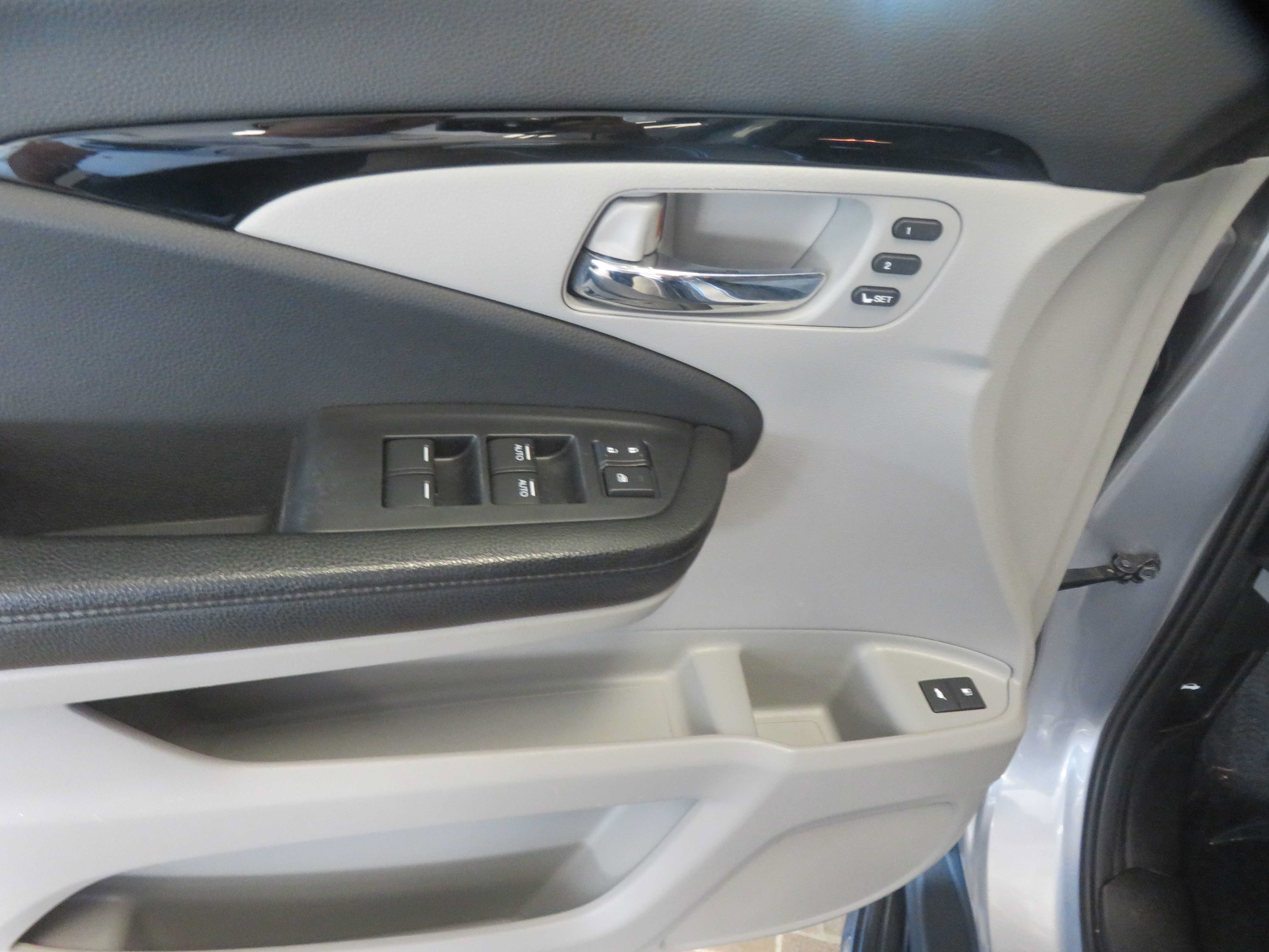 Used 2017 Honda Pilot Touring image 14