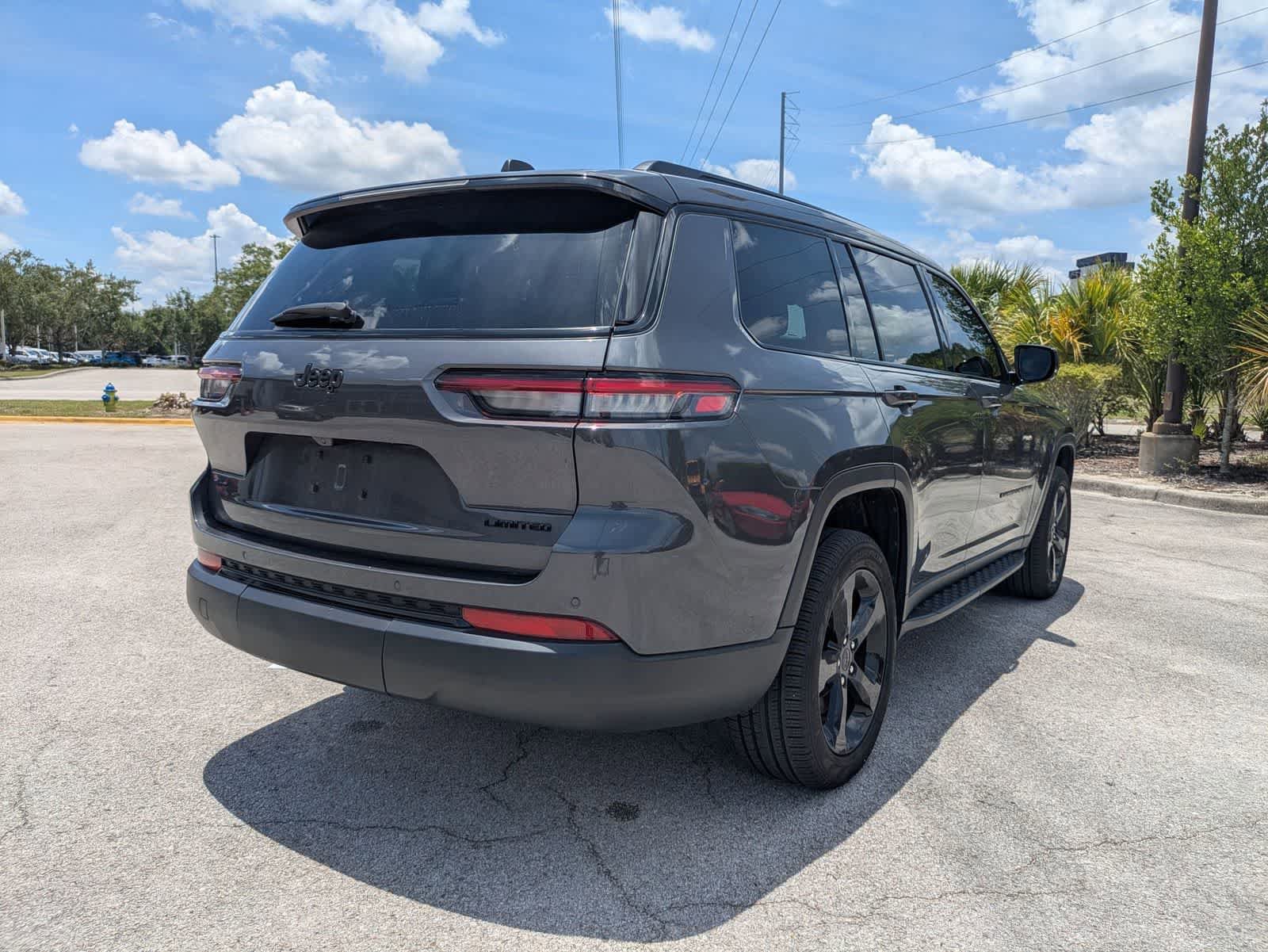 Used 2024 Jeep Grand Cherokee L Limited w/ Black Appearance Package AWD/4WD image 4
