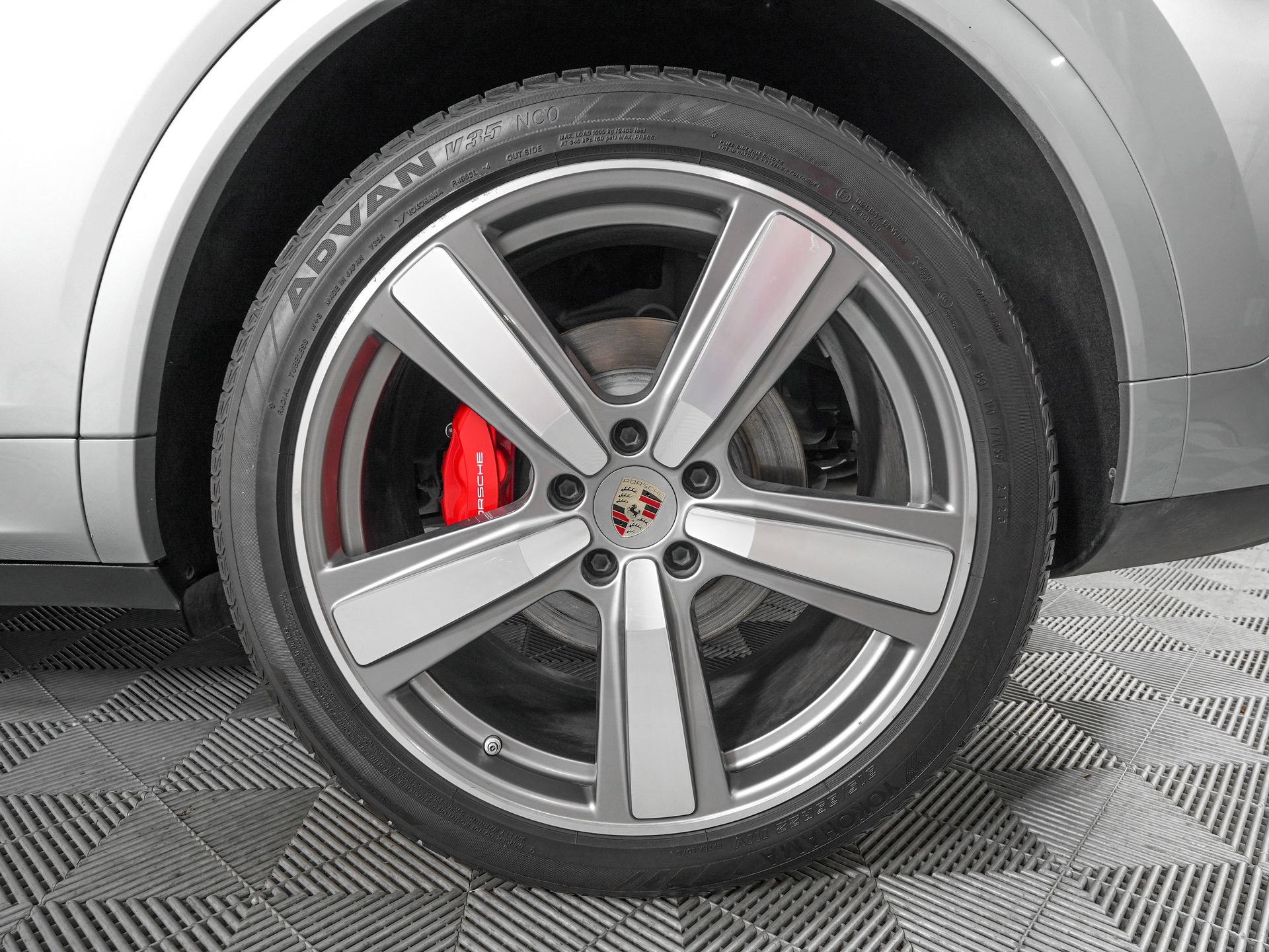 Used 2024 Porsche Cayenne AWD/4WD image 32