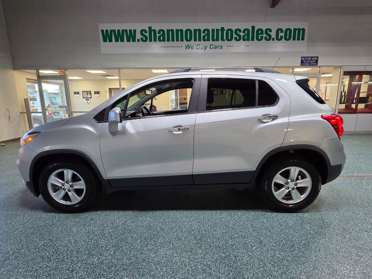 Used 2017 Chevrolet Trax LT w/ LT Convenience Package FWD image 11