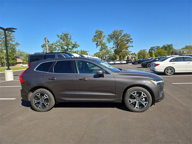 Used 2022 Volvo XC60 B5 Momentum w/ Climate Package image 2