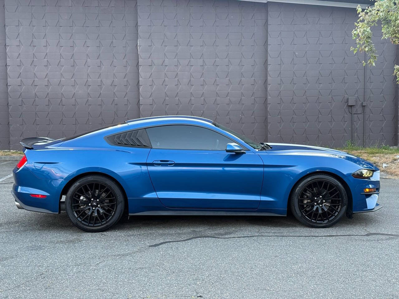 Used 2018 Ford Mustang Coupe RWD image 4