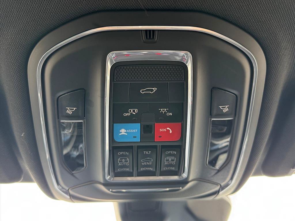 Used 2022 Jeep Grand Cherokee Trailhawk w/ Advanced Protech Group II AWD/4WD image 19