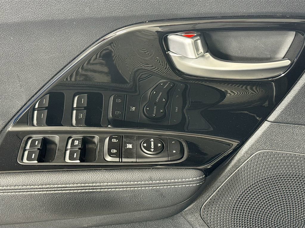 Used 2020 Kia Niro LXS image 17