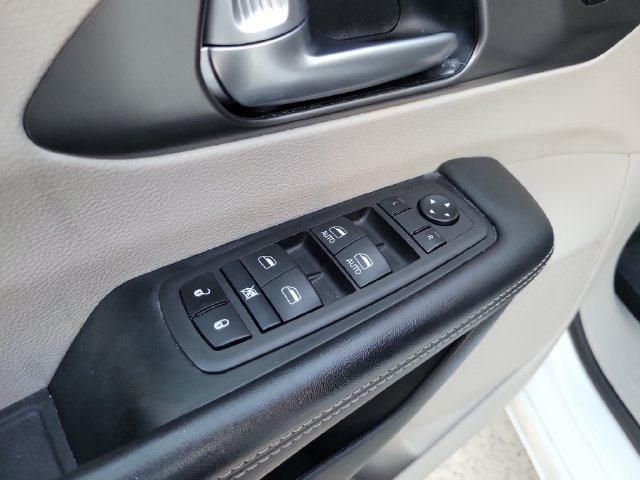 Used 2024 Chrysler Pacifica Touring-L FWD image 11