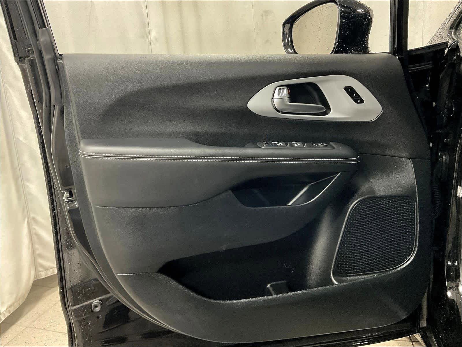 Used 2025 Chrysler Pacifica Limited image 9