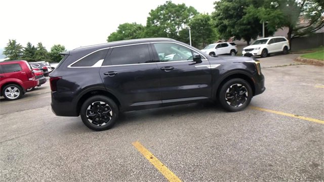 New 2025 Kia Sorento S image 3
