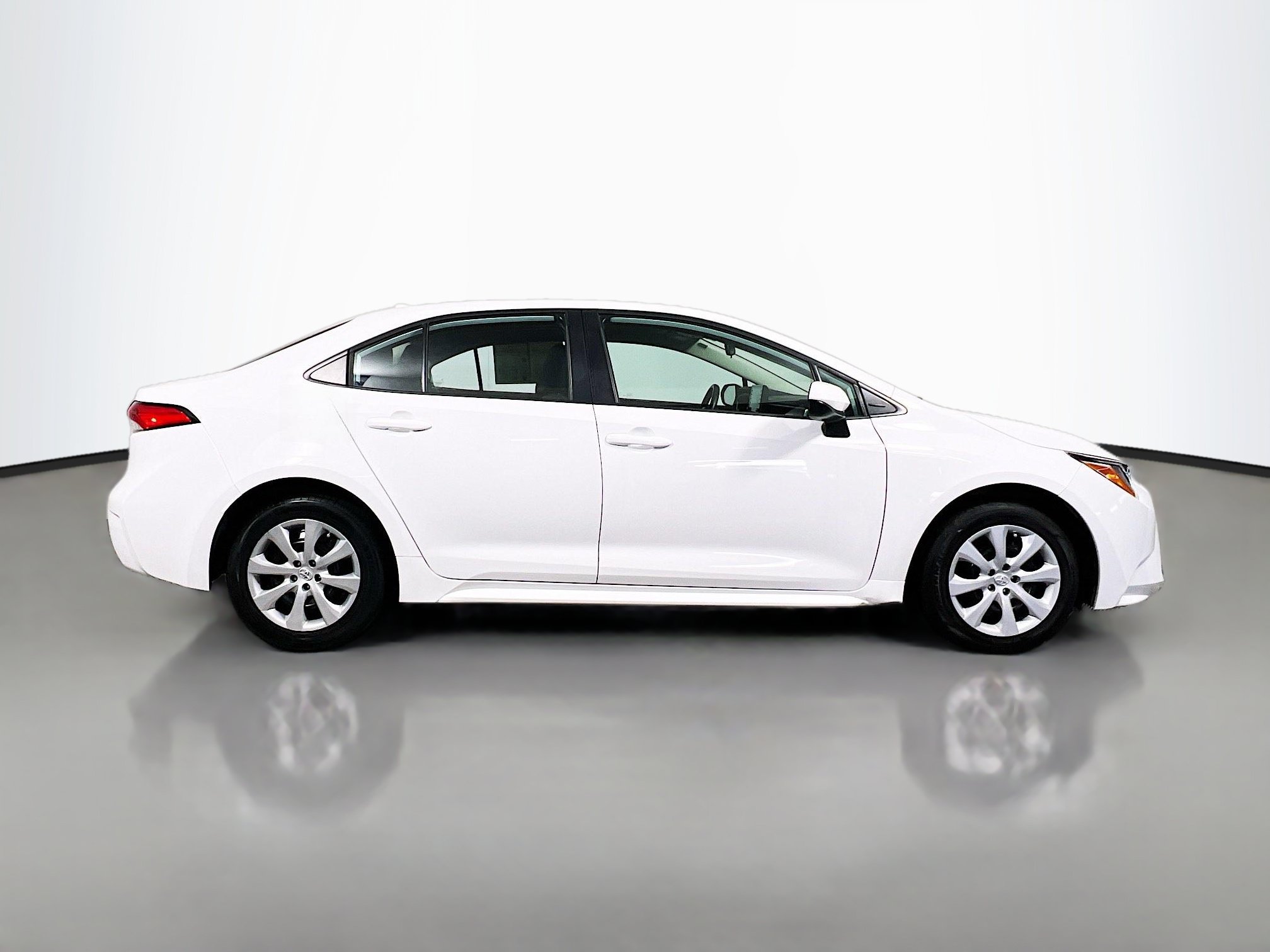 Used 2022 Toyota Corolla LE FWD image 3