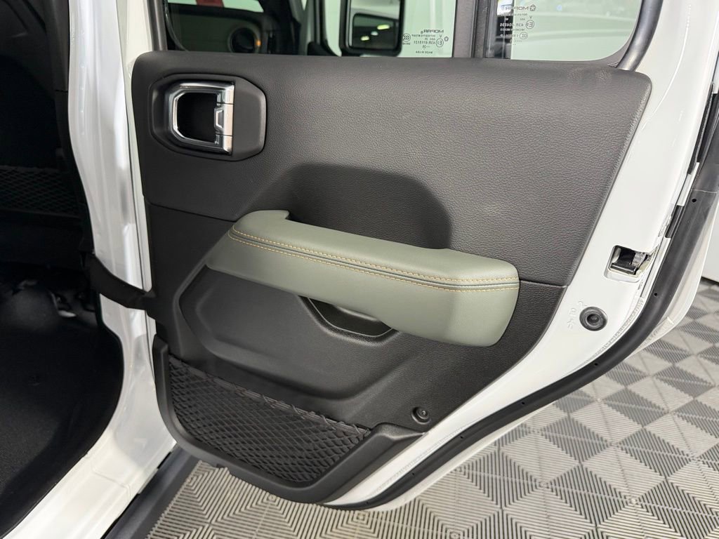 Used 2025 Jeep Gladiator Mojave AWD/4WD image 30