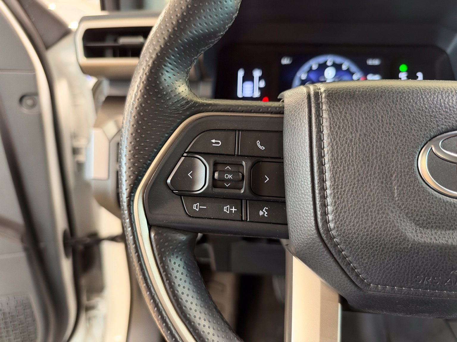 Used 2025 Toyota 4Runner SR5 AWD/4WD image 17