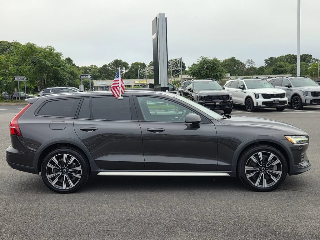 Used 2024 Volvo V60 B5 Cross Country Ultimate AWD/4WD image 3