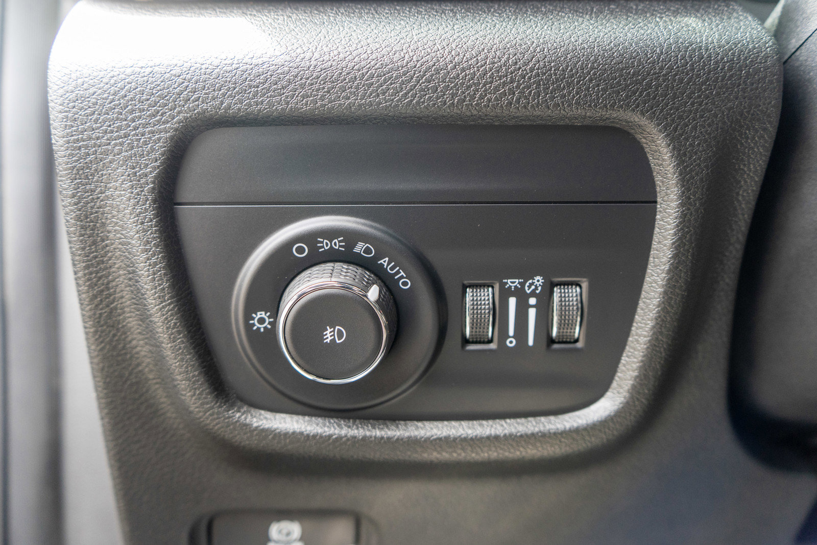 Used 2024 Jeep Grand Cherokee L Limited w/ Black Appearance Package AWD/4WD image 17