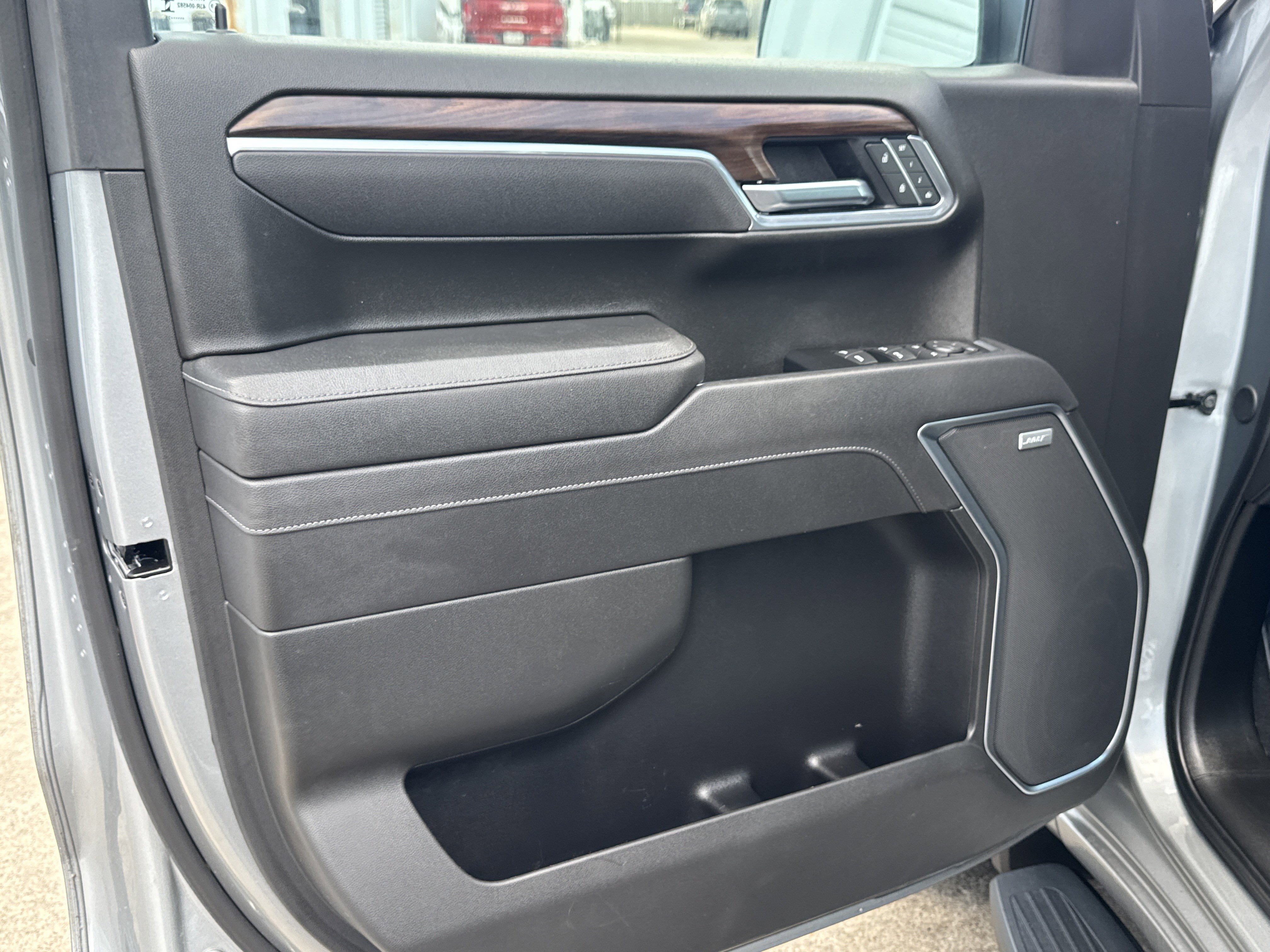 Used 2025 GMC Sierra 1500 SLT image 3