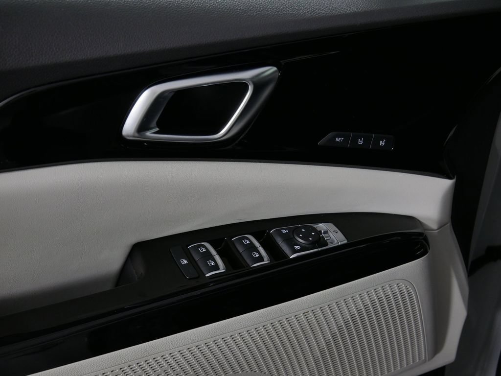 Used 2023 Kia Carnival SX FWD image 27