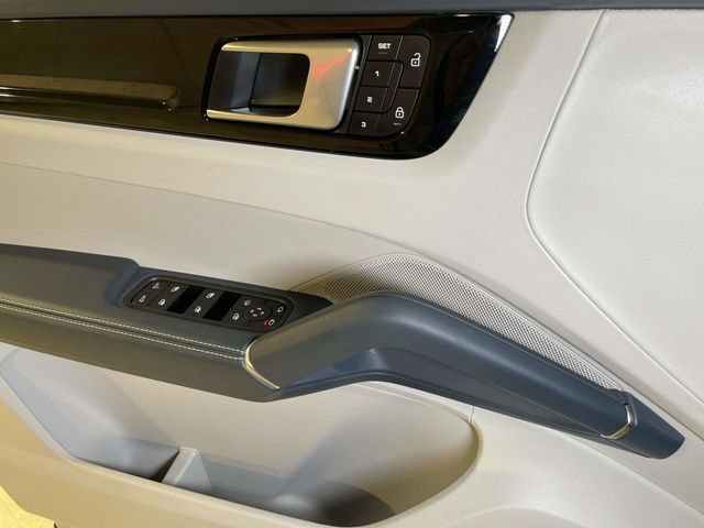 Certified 2022 Porsche Cayenne AWD/4WD image 35