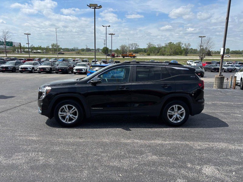 Used 2023 GMC Terrain SLE w/ Driver Convenience Package FWD image 2