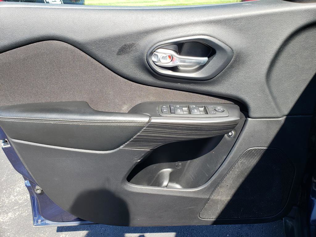 Used 2015 Jeep Cherokee Latitude w/ Cold Weather Group FWD image 11