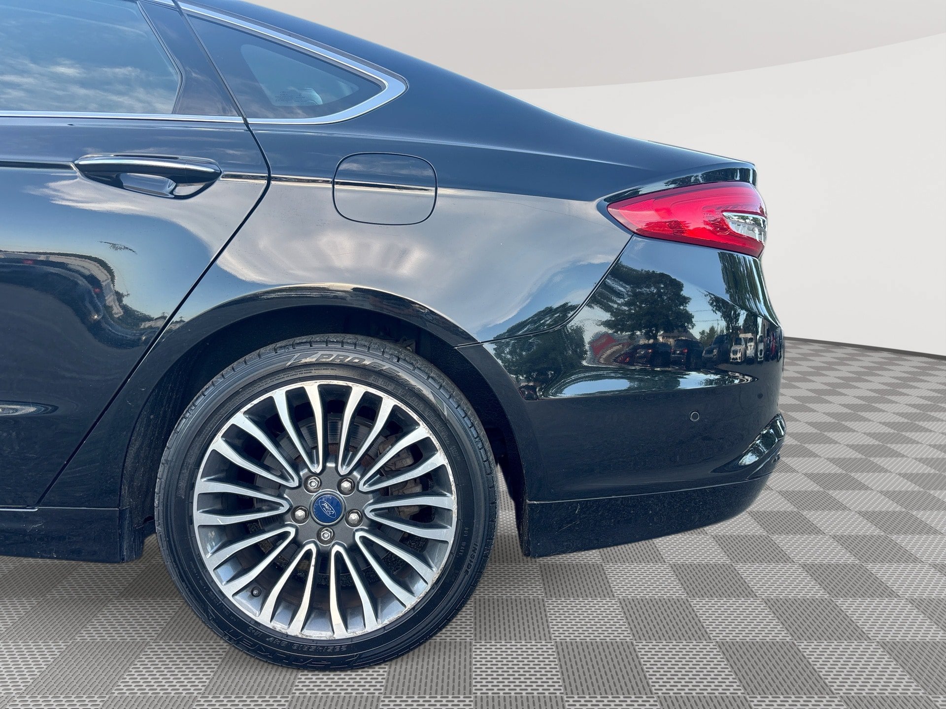 Used 2018 Ford Fusion Energi Titanium FWD image 29