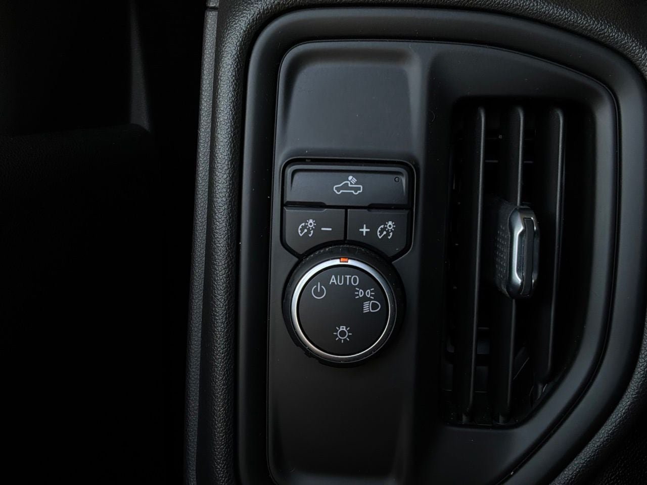 Used 2020 Chevrolet Silverado 1500 Custom w/ Custom Value Package RWD image 23