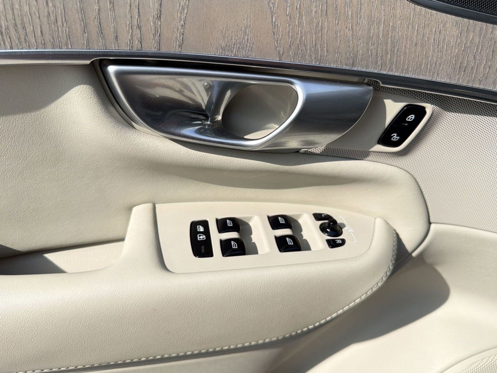 Certified 2024 Volvo XC90 B6 Plus w/ Protection Package Premier image 13