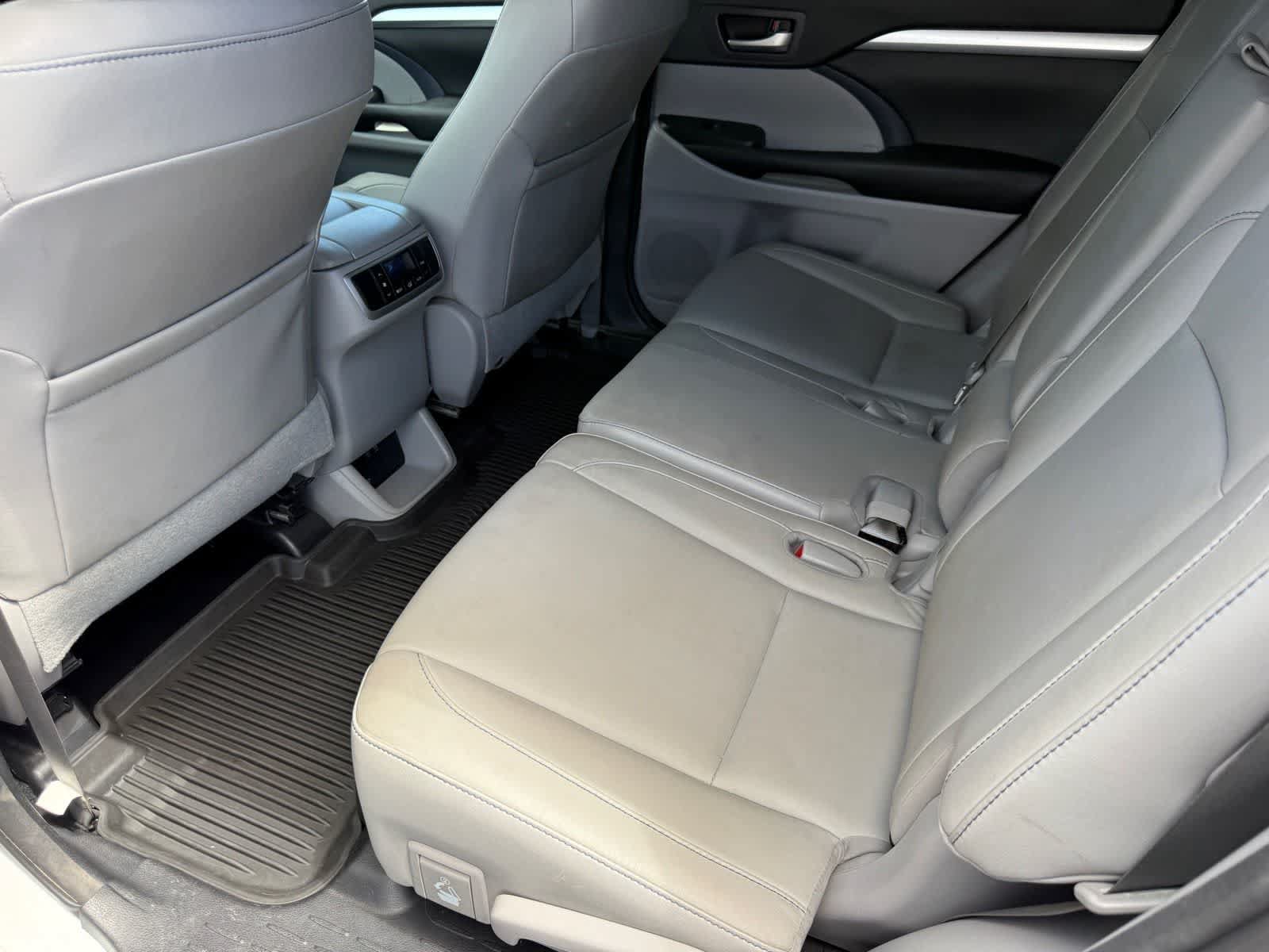 Used 2017 Toyota Highlander XLE AWD/4WD image 10