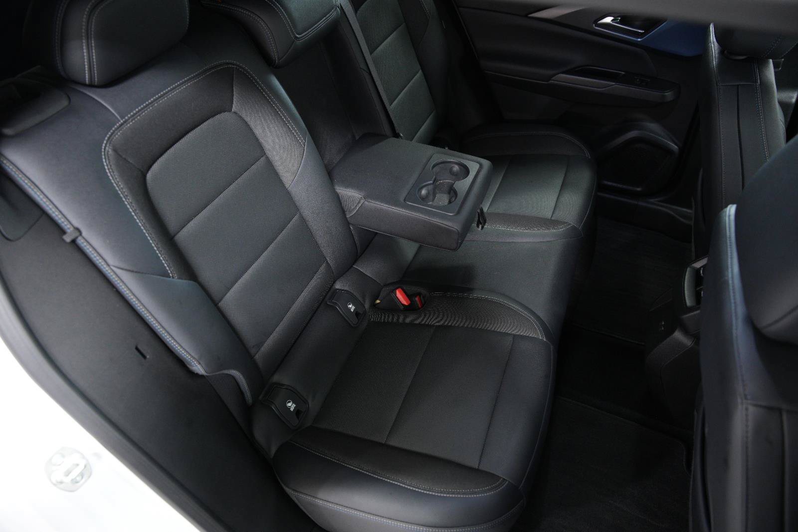Used 2024 Chevrolet Equinox EV LT w/ LPO, Trailering Package FWD image 21