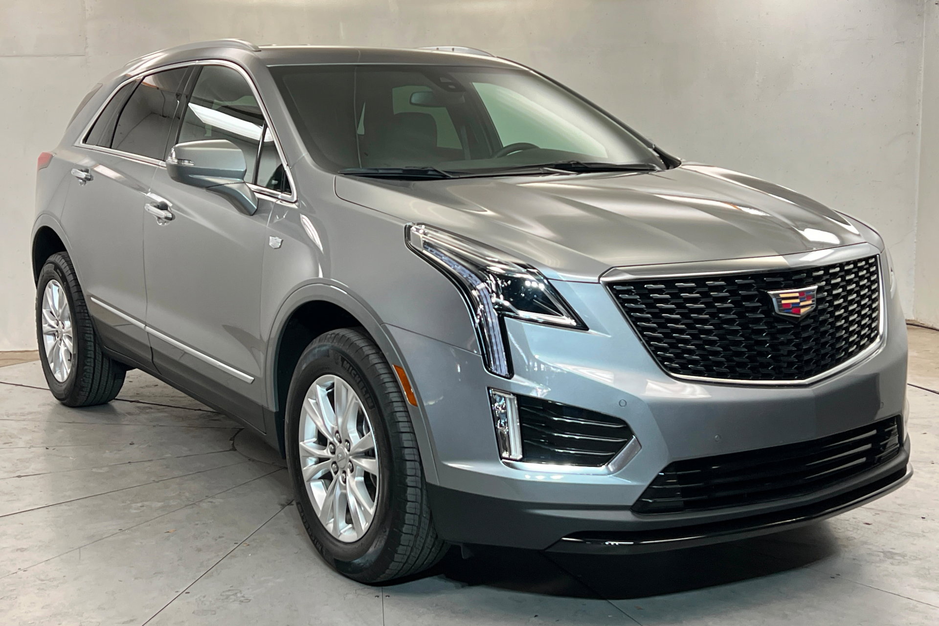 Used 2025 Cadillac XT5 Luxury w/ LPO, Floor Liner Package AWD/4WD image 8