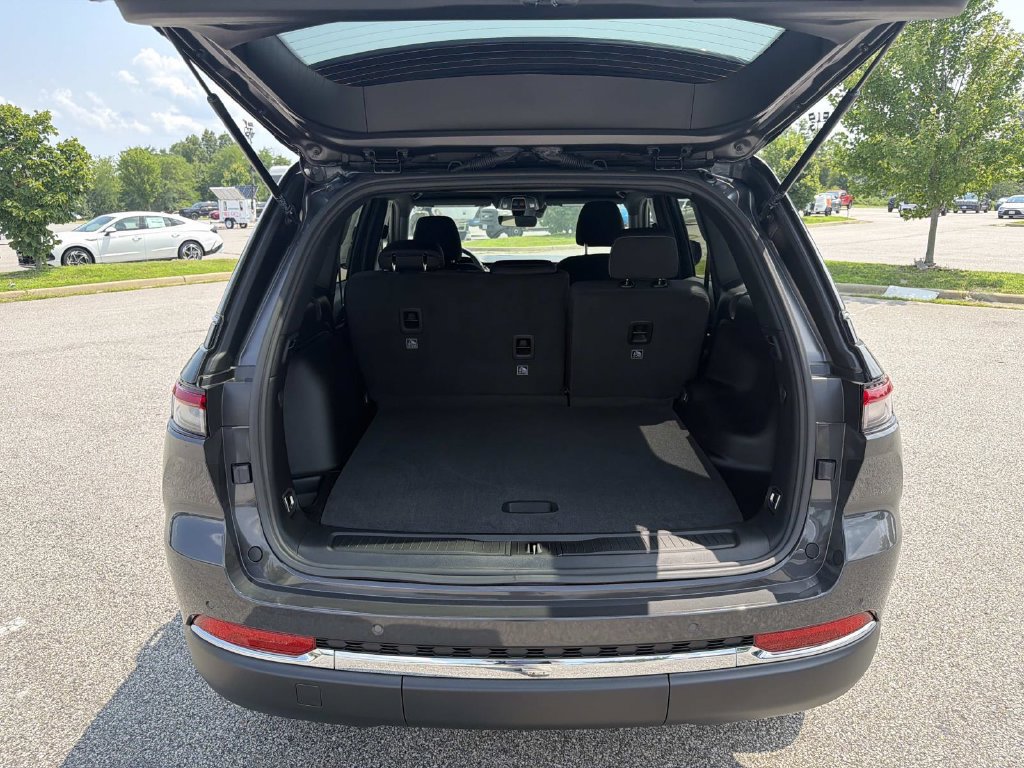 New 2026 Jeep Grand Cherokee Laredo AWD/4WD image 28