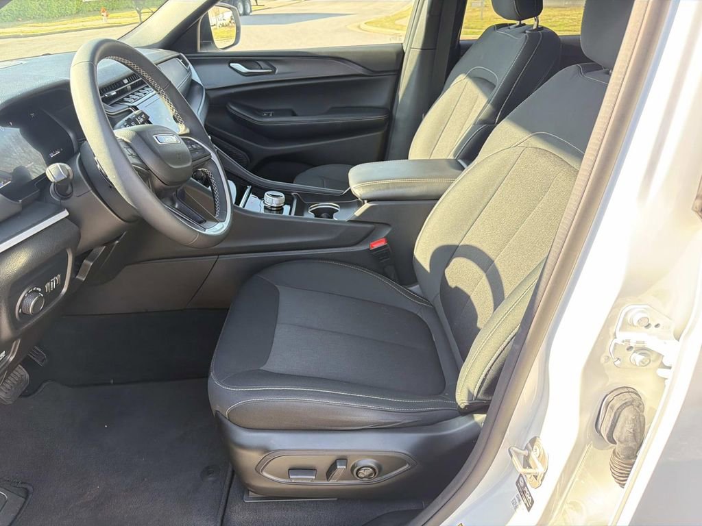 Used 2024 Jeep Grand Cherokee Laredo image 22