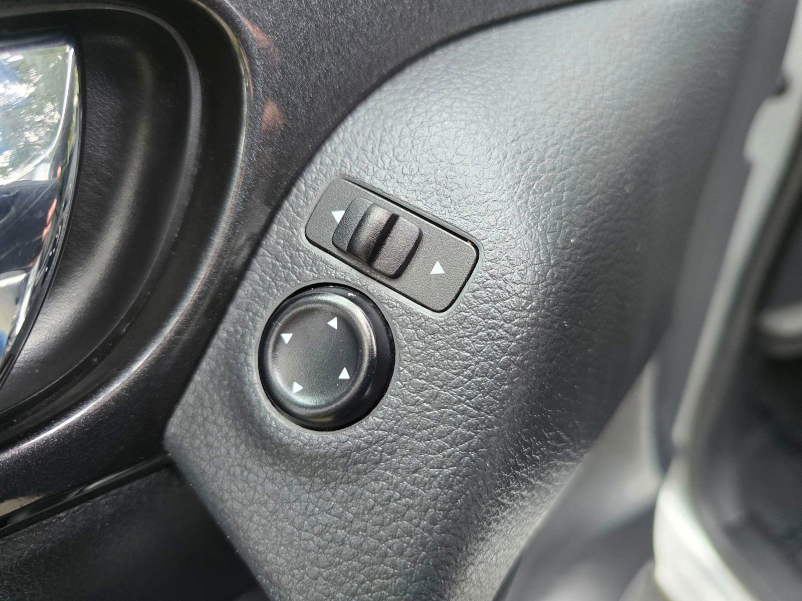 Used 2018 Nissan Rogue S image 22