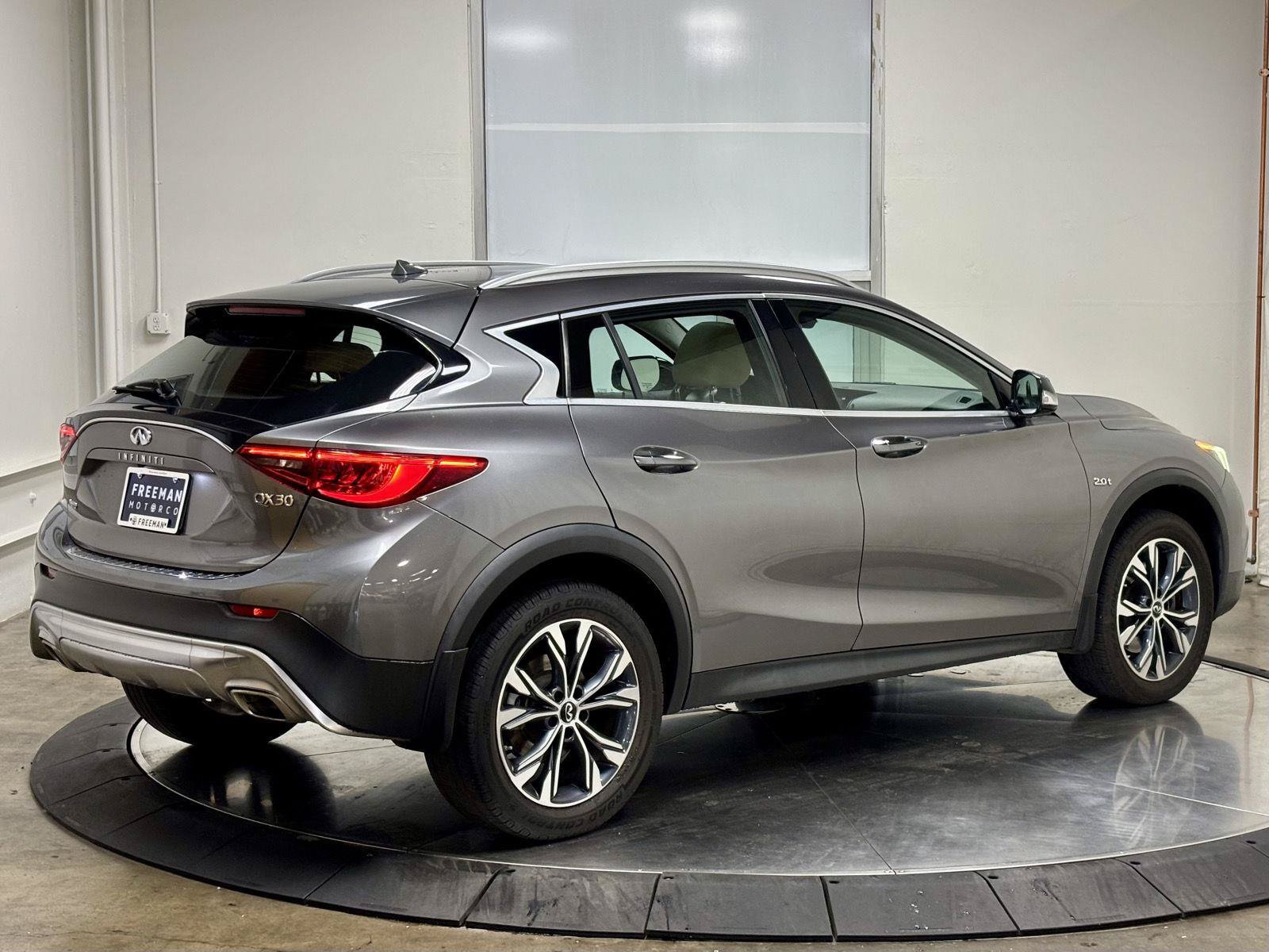 Used 2017 INFINITI QX30 Premium AWD/4WD image 9