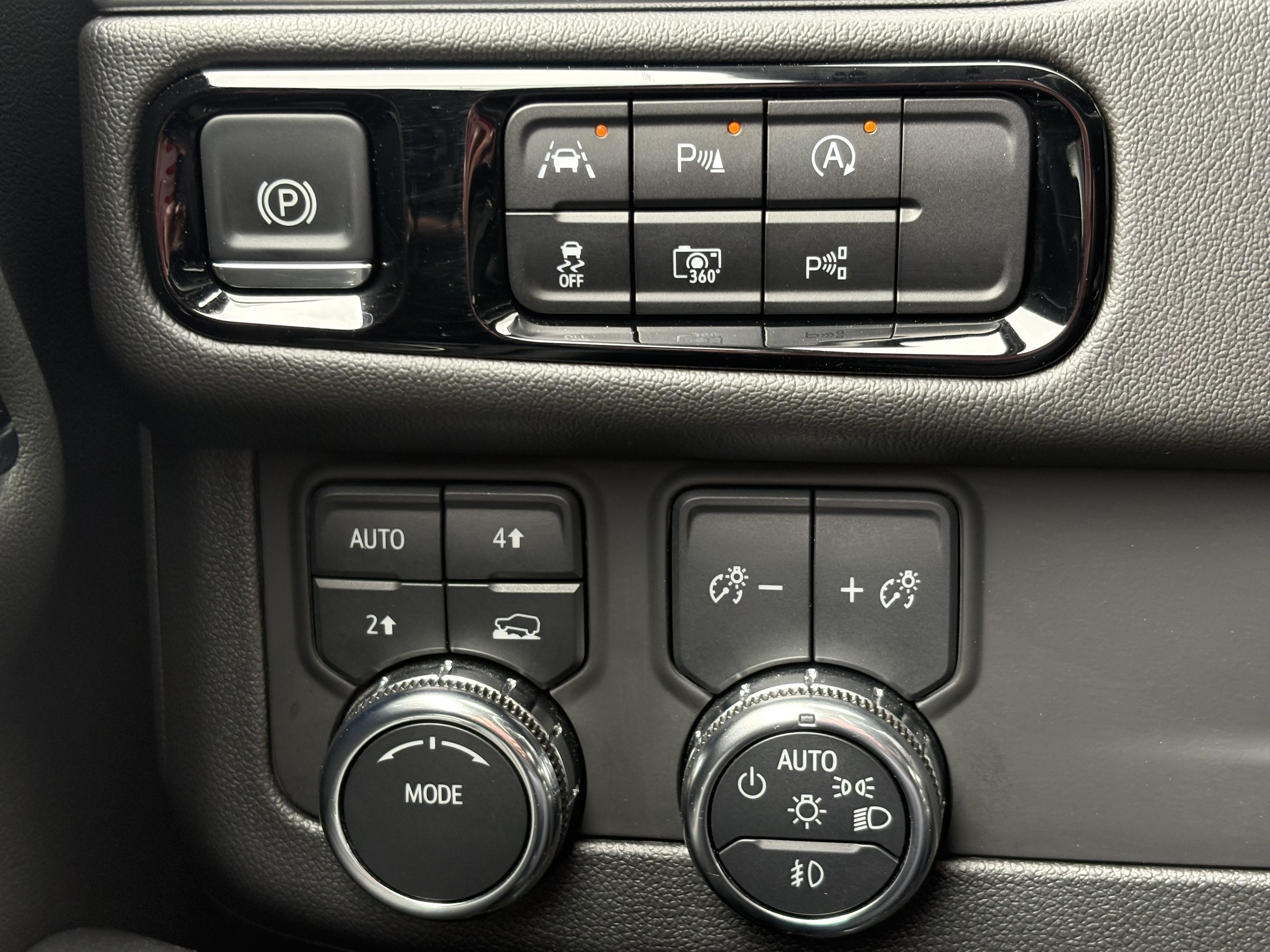 Used 2025 GMC Yukon XL Denali AWD/4WD image 29