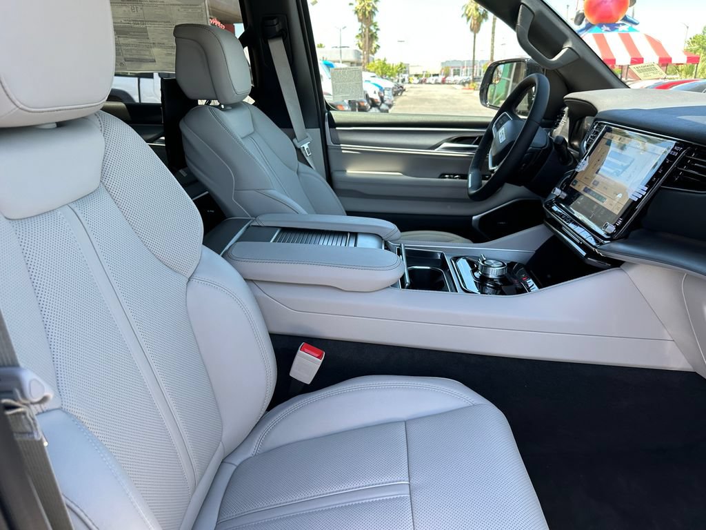 New 2026 Jeep Grand Wagoneer Limited w/ Rear Seat Video Group I AWD/4WD image 15