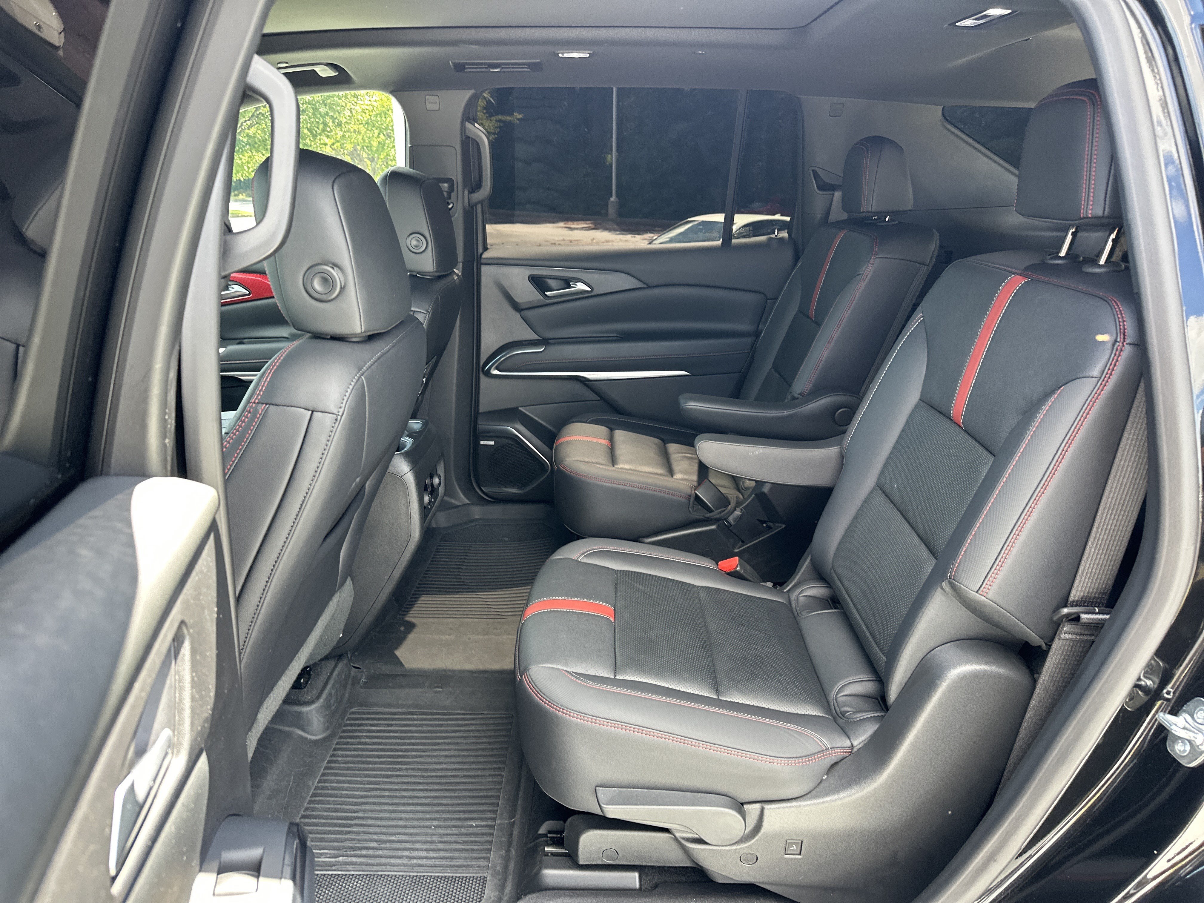 Used 2025 Chevrolet Traverse RS FWD image 31