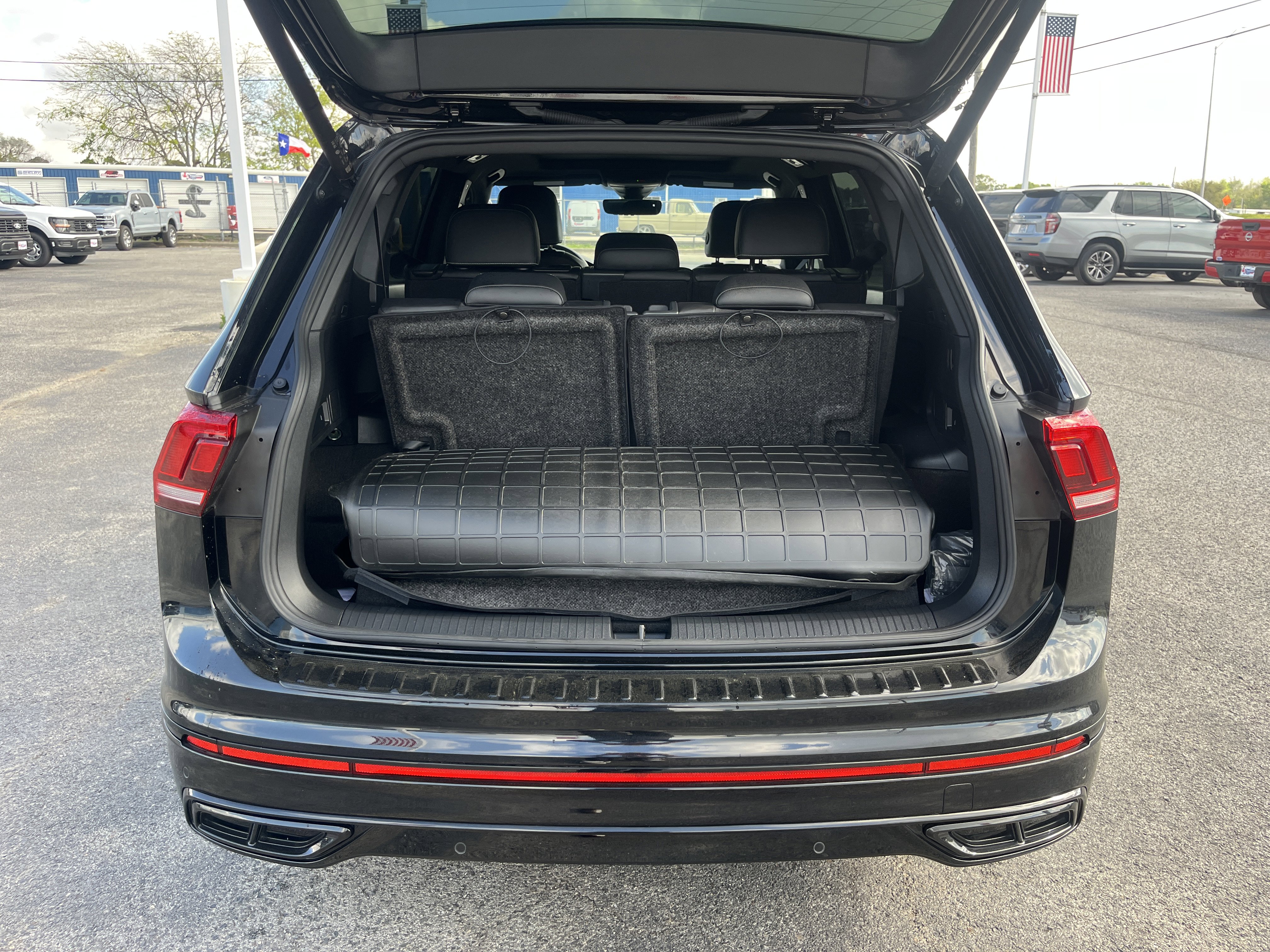 Used 2024 Volkswagen Tiguan SE R-Line image 5