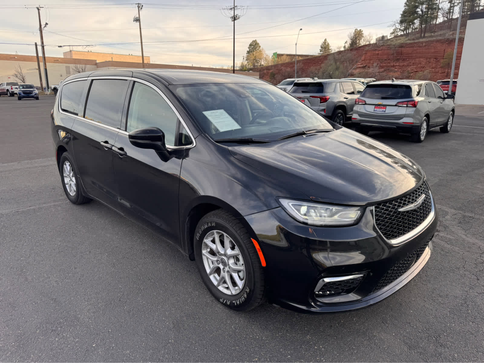 Used 2023 Chrysler Pacifica Touring-L image 7