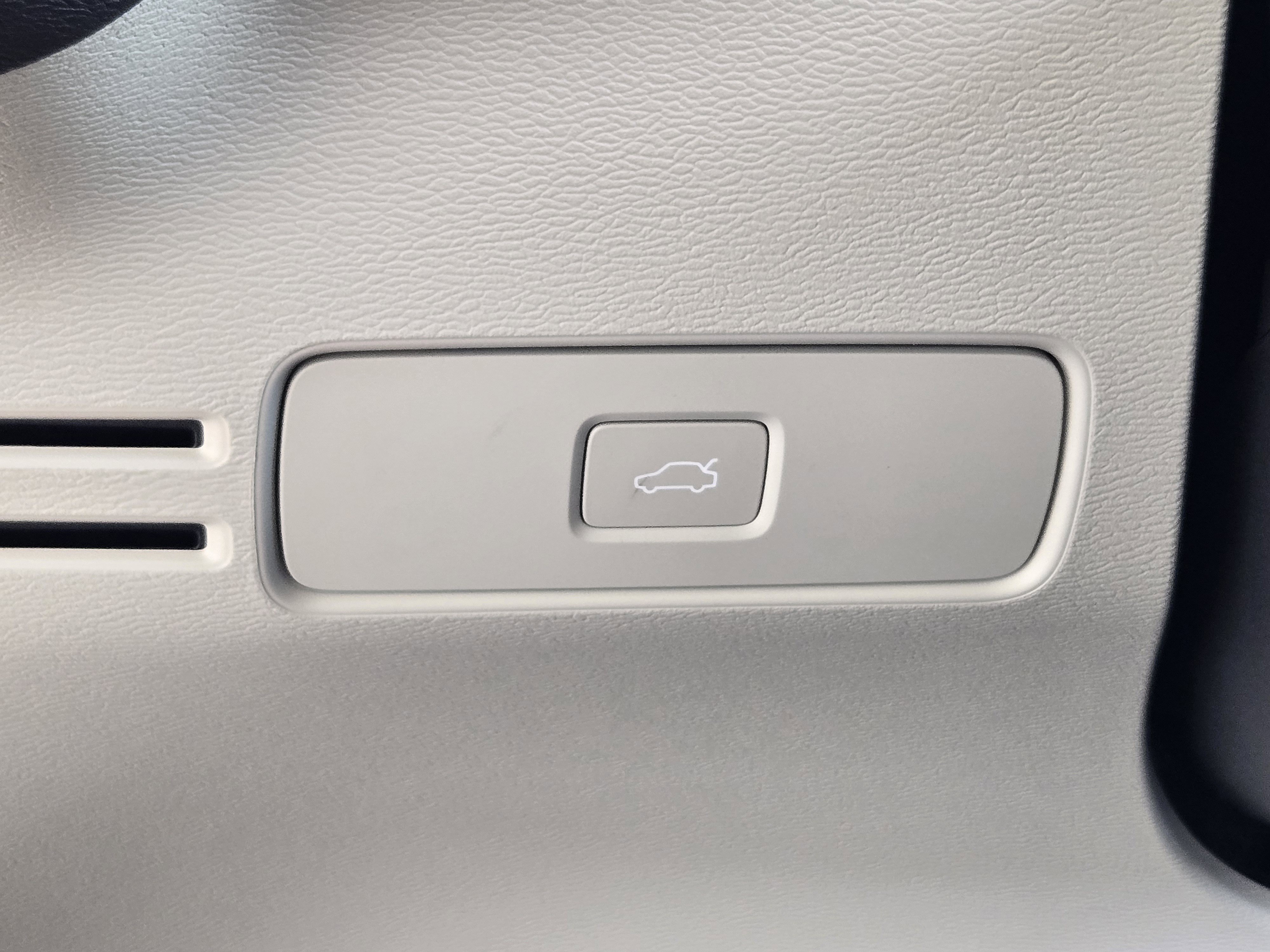 Used 2025 Volvo XC40 B5 Plus w/ Protection Package Premier image 32