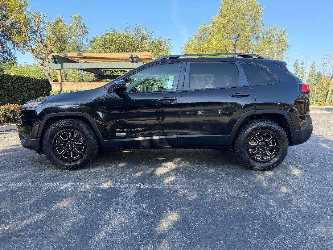 Used 2016 Jeep Cherokee 75th Anniversary FWD image 2