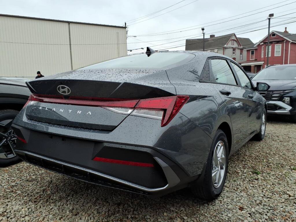 New 2026 Hyundai Elantra SE FWD image 3