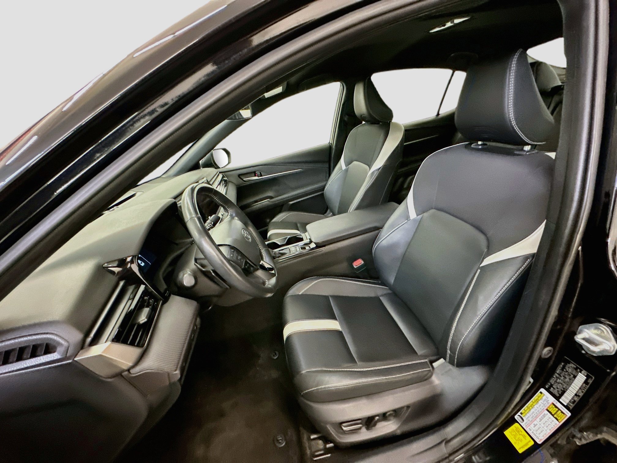Used 2025 Toyota Camry SE FWD image 13