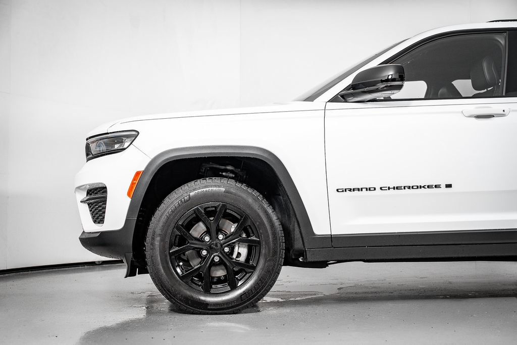 Used 2025 Jeep Grand Cherokee Altitude w/ Trailer Tow Package RWD image 16