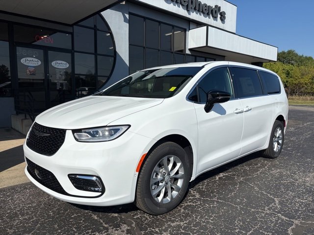 New 2026 Chrysler Pacifica Select image 2