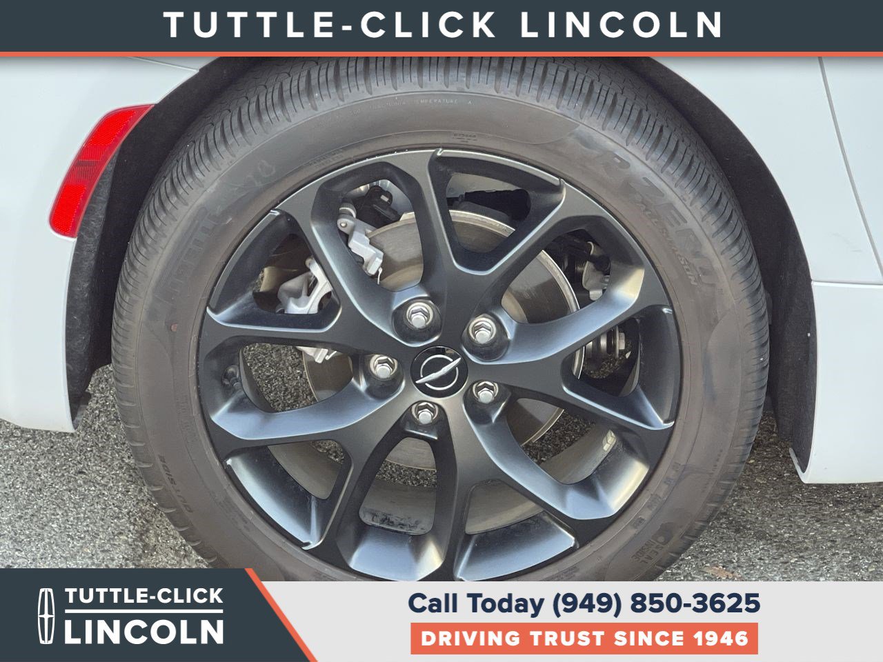 Used 2024 Chrysler Pacifica Limited w/ Uconnect Theater Family Group FWD image 11