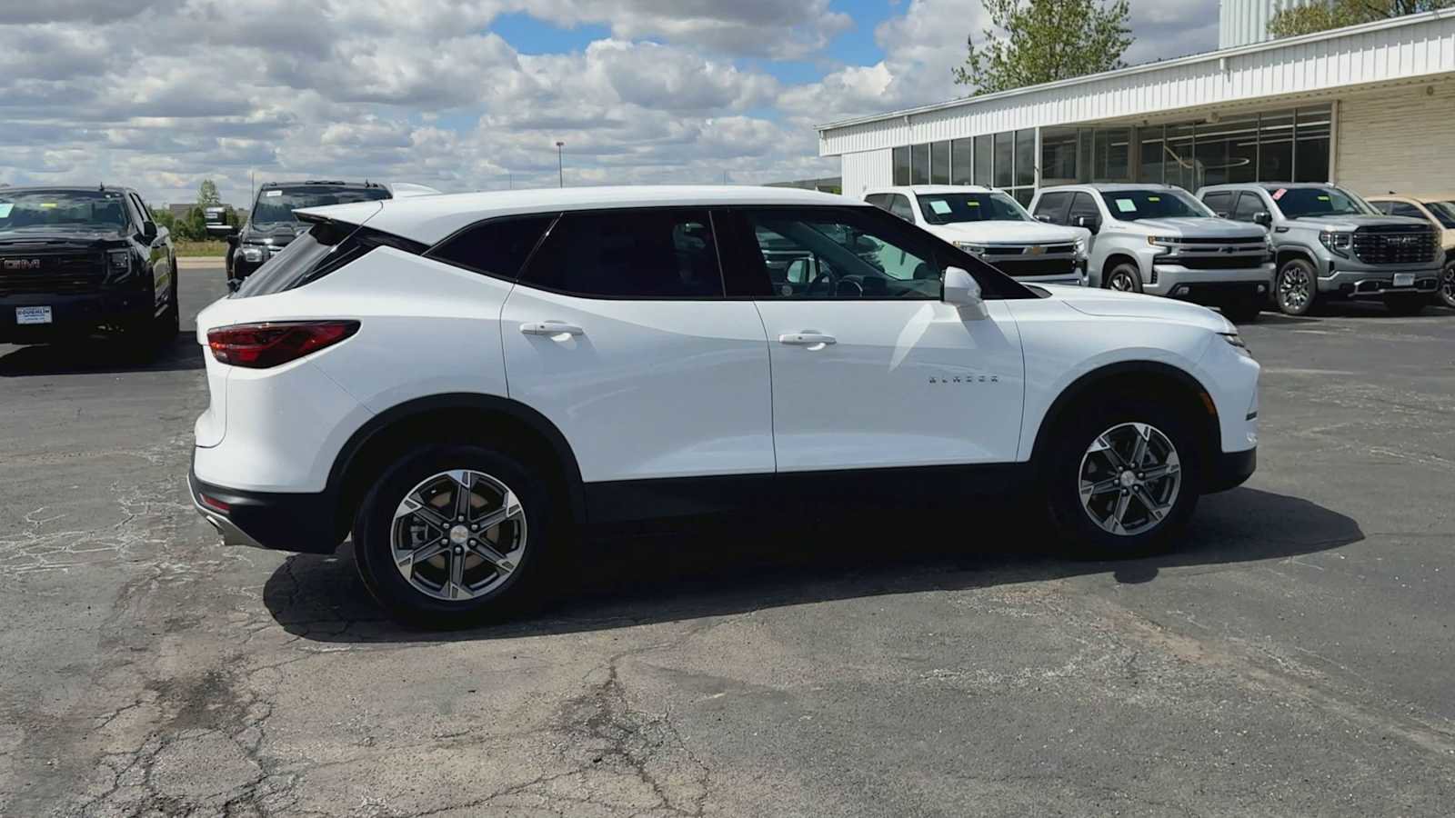 Used 2025 Chevrolet Blazer LT FWD image 9