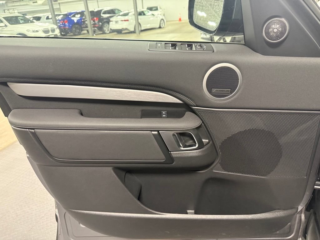 Used 2023 Land Rover Discovery S AWD/4WD image 8