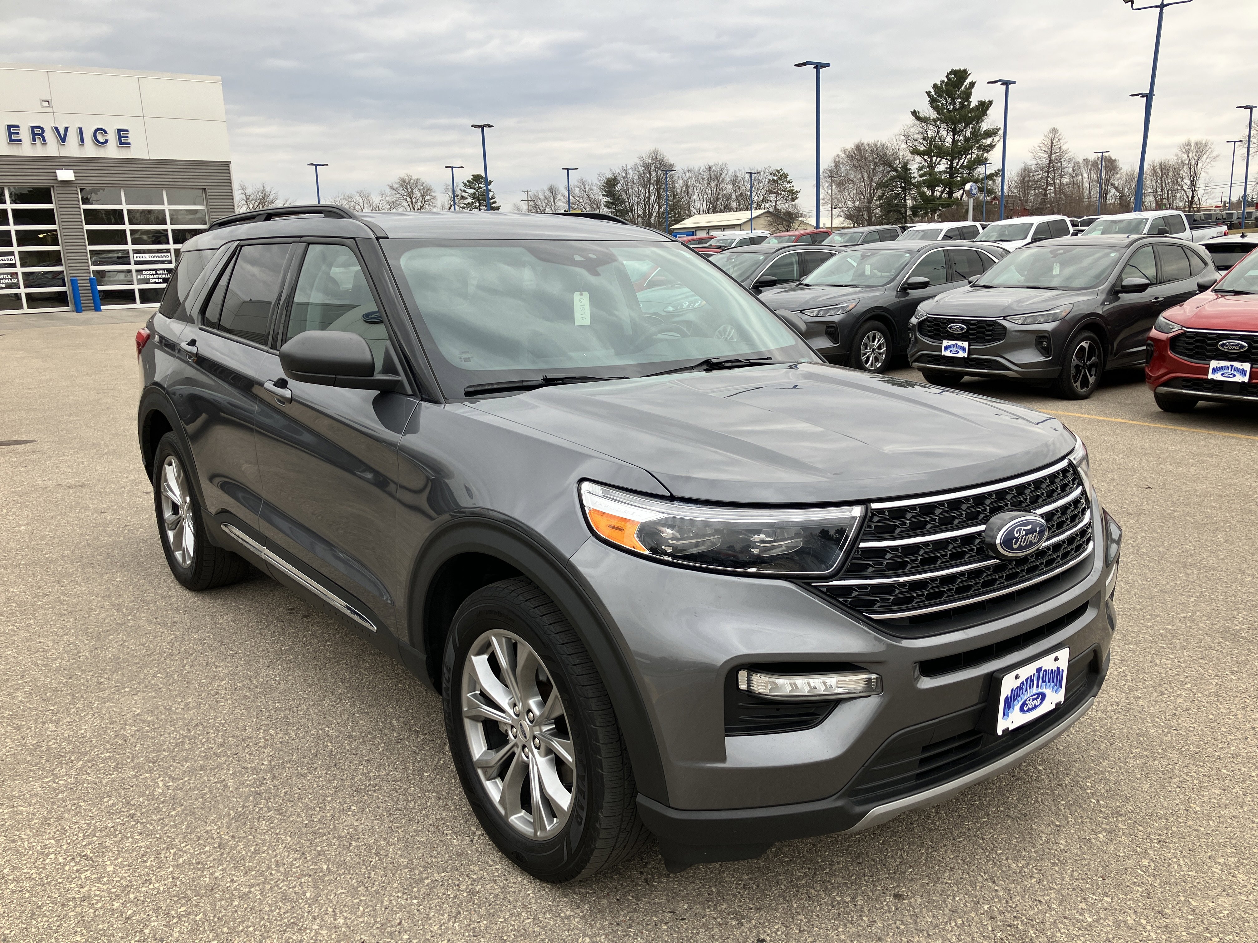 Used 2021 Ford Explorer XLT w/ Equipment Group 202A AWD/4WD image 4
